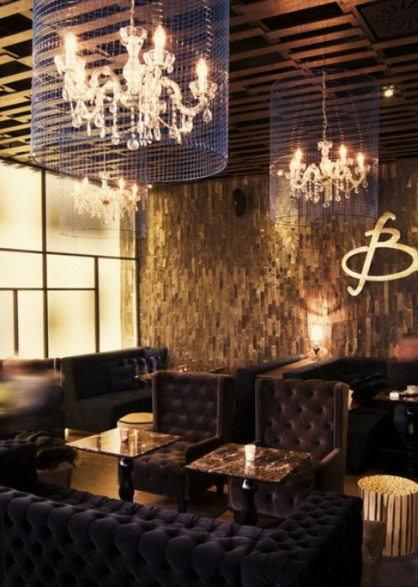 Cafe dengan perabotan vintage dan lampu gantung klasik